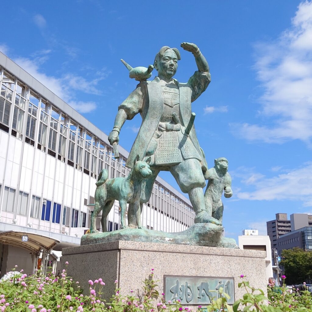 JR岡山駅桃太郎像の写真-アイケアLaBo岡山店からの写真